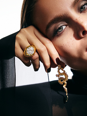 “Dragon” ring in yellow gold with LG diamond, 2