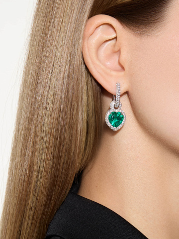 Long white gold earrings with heart-cut emeralds, 2