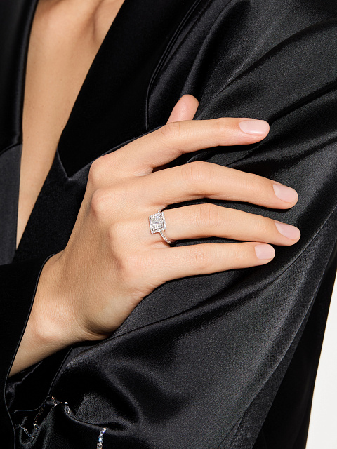 Ring with princess-cut diamonds, 2 Ring with princess-cut diamonds, 2