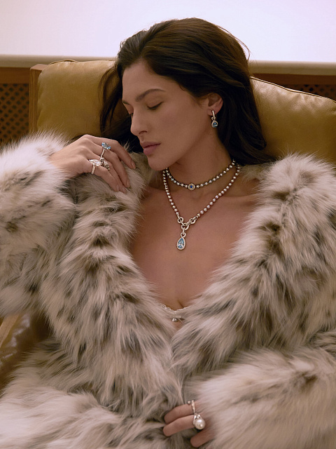 White gold earrings with blue diamond, 10