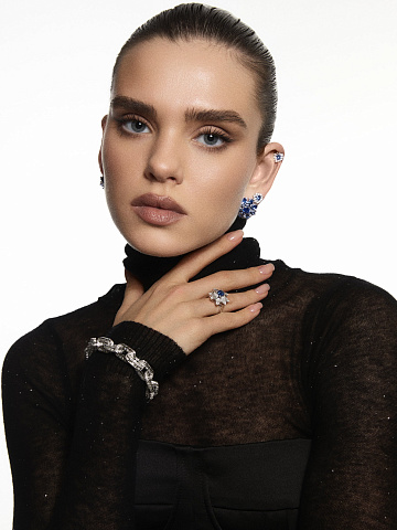 White gold ring with sapphire and fancy-cut diamonds, 2