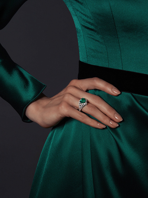 White gold ring with emeralds and diamonds, 10
