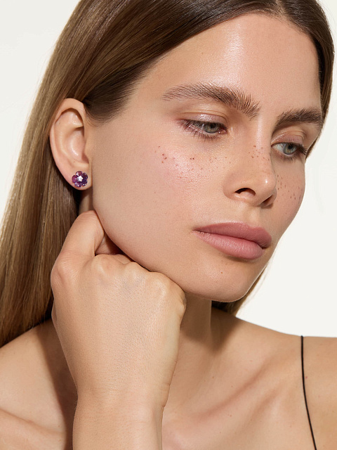 White gold studs with carved amethyst and pink sapphire, 2 White gold studs with carved amethyst and pink sapphire, 2