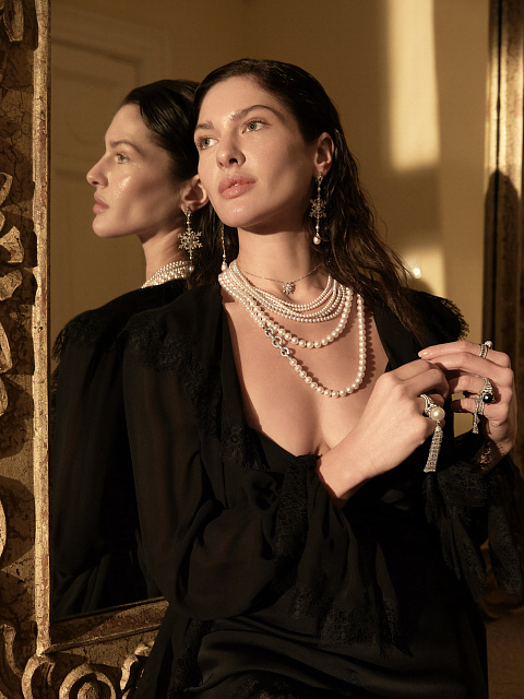 White gold necklace with Akoya pearls, 4 White gold necklace with Akoya pearls, 4