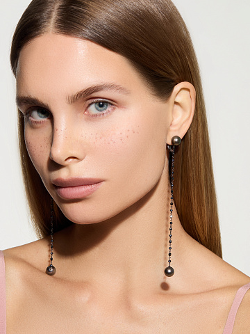 Long earrings in blackened gold with black pearls and diamonds, 2