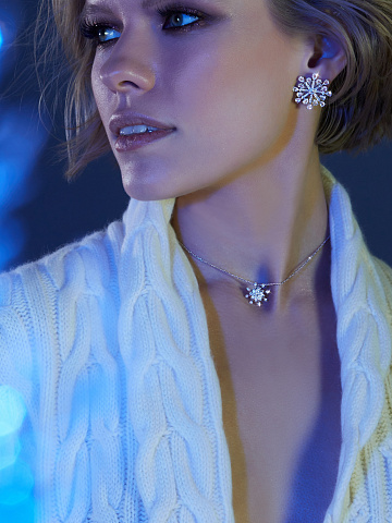 Necklace in white gold with a snowflake-shaped pendant with round-cut diamonds, 2