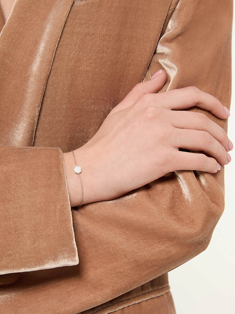 Bracelet made of white gold with a rose of white carved mother-of-pearl, 2 Bracelet made of white gold with a rose of white carved mother-of-pearl, 2