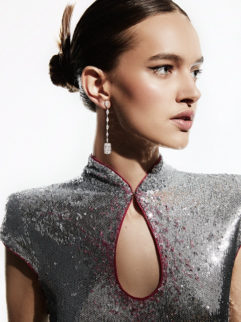 White gold earrings with cushion-cut diamonds, 2