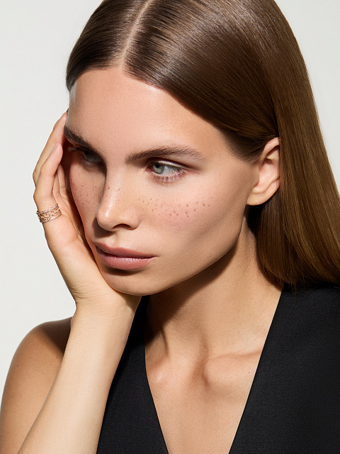 Gold ring with round-cut diamonds, 3