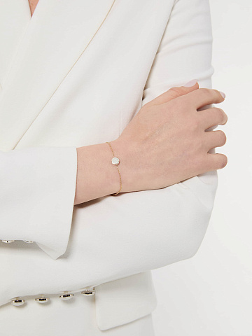 Bracelet made of yellow gold with a rose of white carved mother-of-pearl, 1
