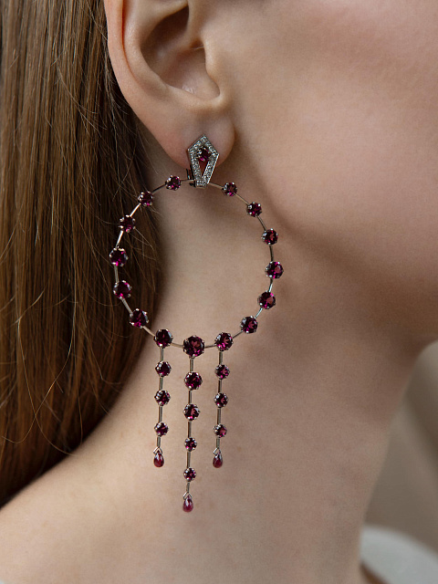 Hoop earrings in white gold with rhodolite garnet and diamonds, 2