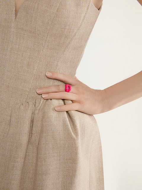 White gold ring with bright pink enamel, 2 White gold ring with bright pink enamel, 2