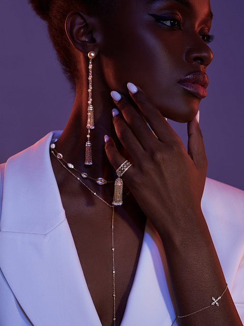 Yellow gold hand ring with diamonds, 5