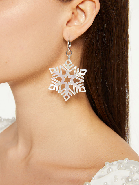 White gold hoops with carved mother-of-pearl snowflakes, 2 White gold hoops with carved mother-of-pearl snowflakes, 2
