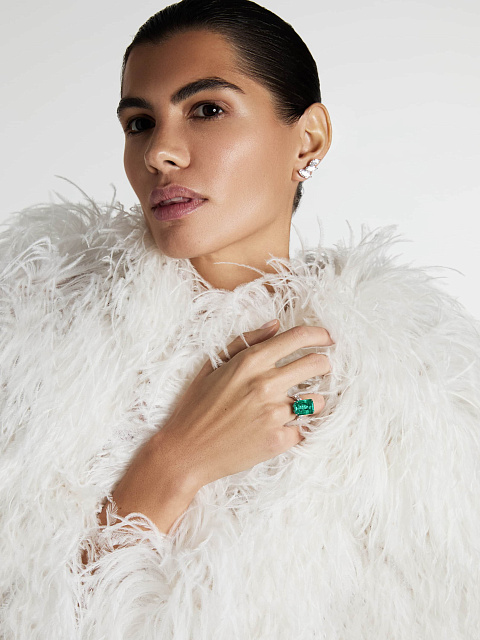 White gold ring with octagon-cut emerald, 3