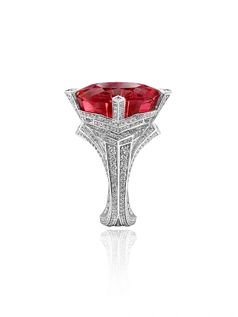 White gold ring with oval-cut rubellite and diamonds, 3 White gold ring with oval-cut rubellite and diamonds, 3