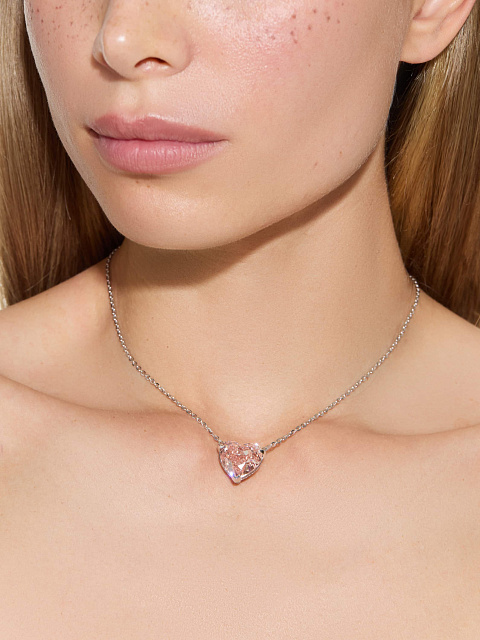 White gold necklace with a pink LG diamond in a heart cut, 3