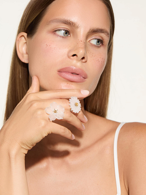 Ring with a flower made of carved quartz and citrine, 3