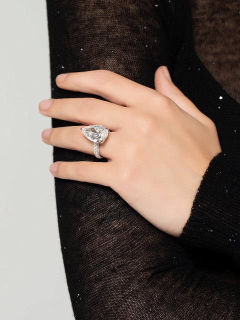 White gold ring with pear-cut diamond, 3