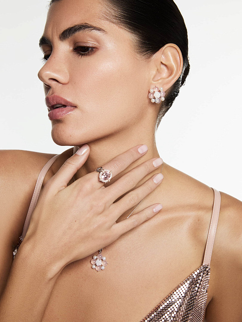 White gold pendant with carved mother-of-pearl, rose quartz and pearls, 5 White gold pendant with carved mother-of-pearl, rose quartz and pearls, 5