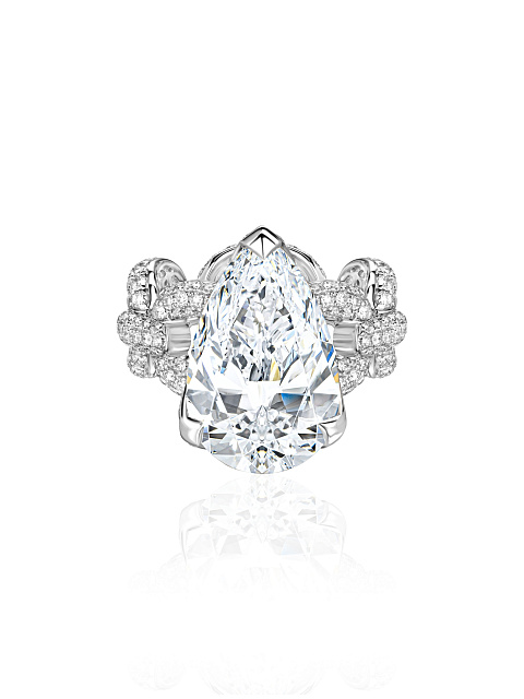 Ring with a pear-cut LG diamond, 6