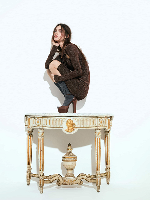 Платье-мини из черного трикотажа с золотым люрексом, лиф-узел, 5