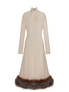 Платье-миди светло-бежевого цвета, воротник-стойка с драпировкой, юбка трапеция, мех лисы по низу Платье-миди светло-бежевого цвета, воротник-стойка с драпировкой, юбка трапеция, мех лисы по низу