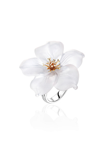 Ring with a flower made of carved quartz, 1