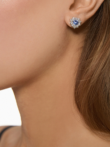 White gold stud earrings with heart-shaped sapphires and diamonds, 2