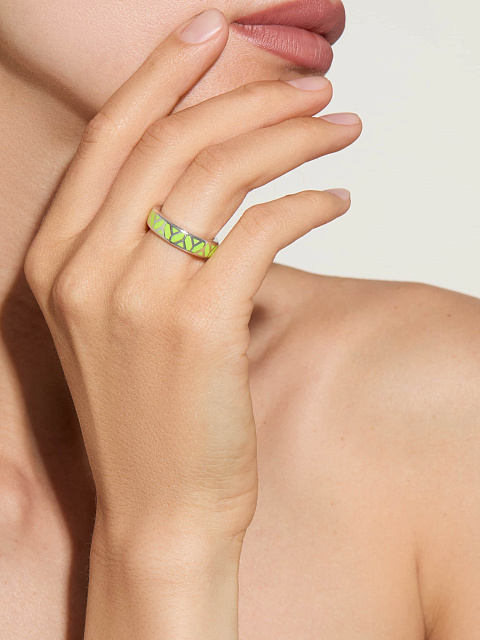 White gold ring with Lime-colored enamel, 4 White gold ring with Lime-colored enamel, 4