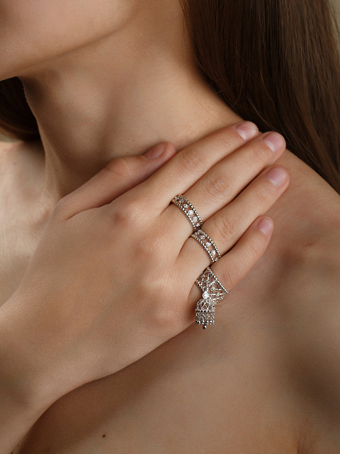 White Gold & Round-cut Diamonds Ring, 2