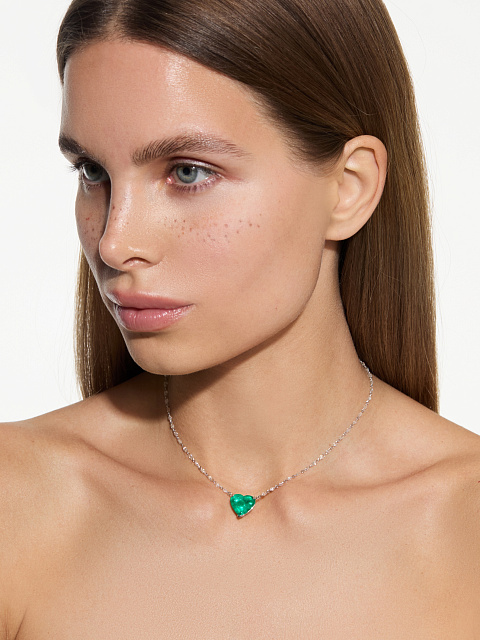 Necklace with heart-cut emerald and diamonds, 2 Necklace with heart-cut emerald and diamonds, 2