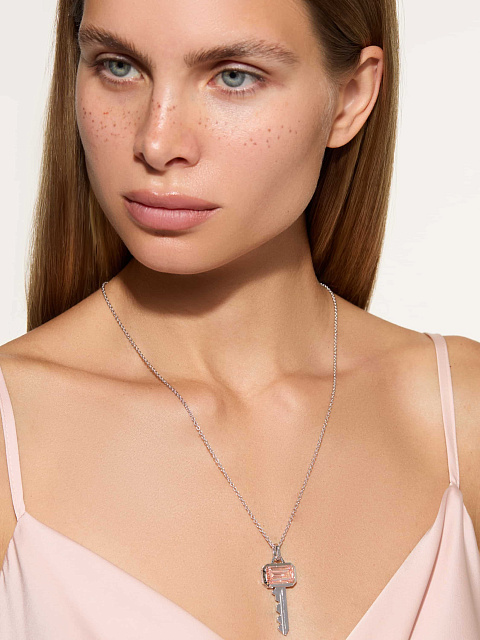 White gold key-shaped pendant necklace with a pink LG diamond, 5