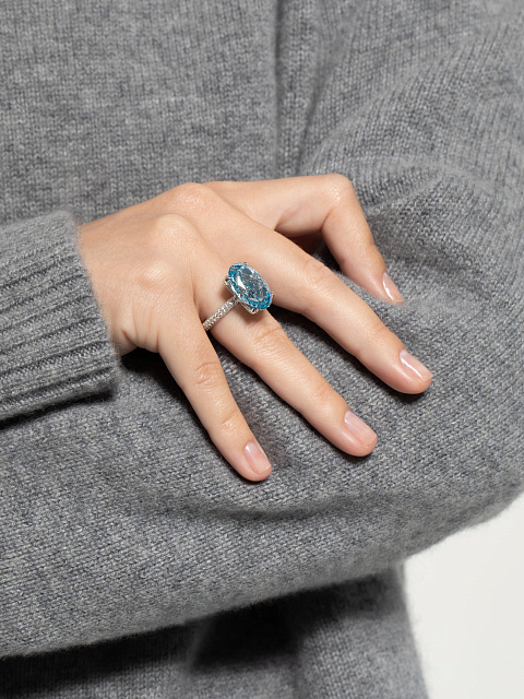 White gold ring with oval-cut blue diamond, 5