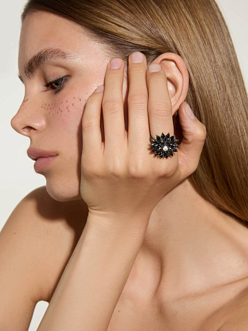Flower‑shaped oxidized gold ring with black diamonds, 2