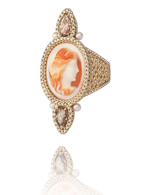 Yellow gold ring with a shell cameo, pearls and diamonds, 1