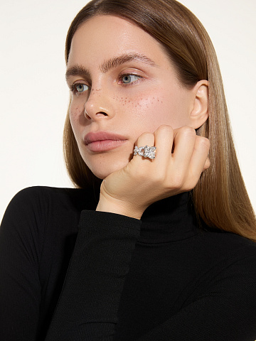 White gold ring with a princess-cut diamond and round diamonds, 2