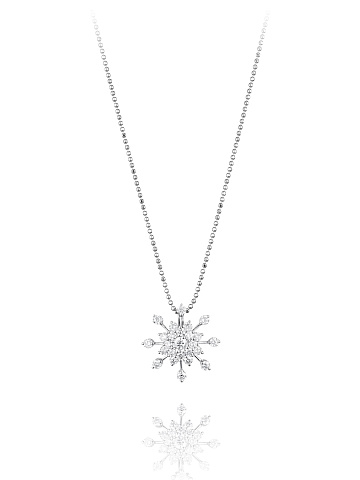 Necklace in white gold with a snowflake-shaped pendant with round-cut diamonds, 1