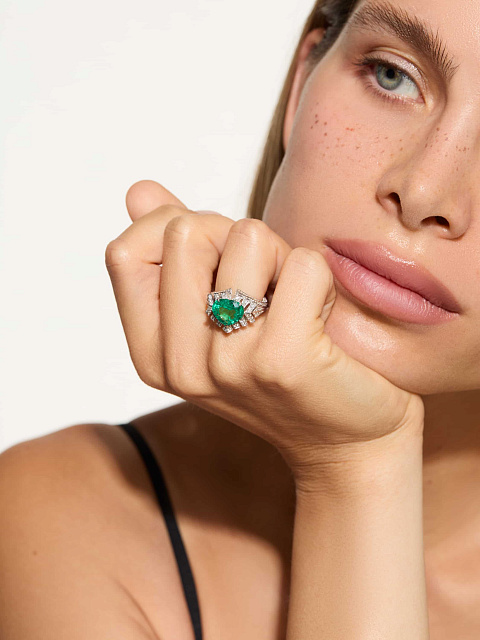 White gold ring with emeralds and diamonds, 3