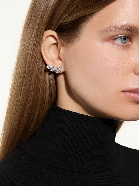 White gold stud earrings with marquise-cut diamonds, 3