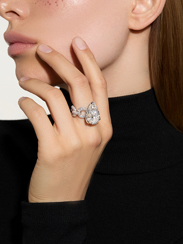 Ring with a pear-cut LG diamond, 2