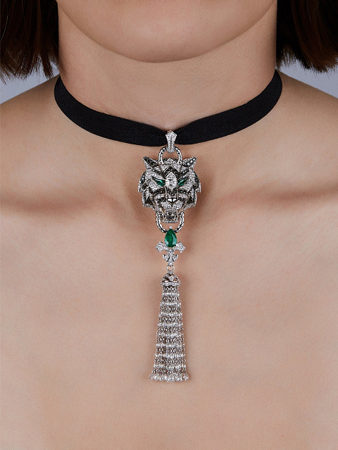 Necklace with a pendant in white gold with emeralds and diamonds, 4
