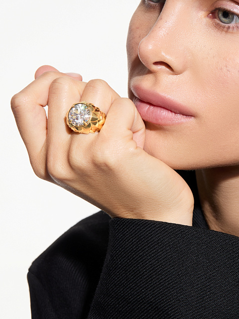 “Dragon” ring in yellow gold with LG diamond, 9