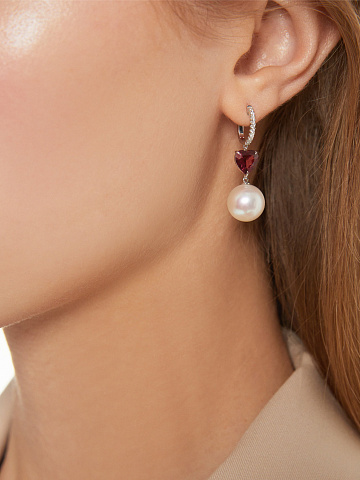 White gold earrings with Akoya pearls and heart-cut garnets, 2