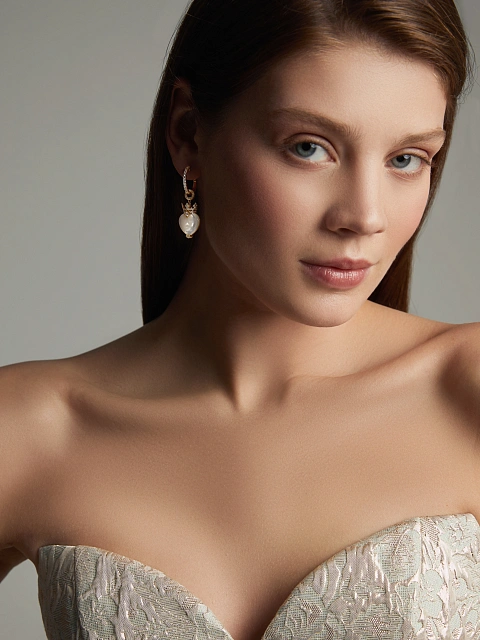 Yellow gold earrings with mother-of-pearl and diamonds, 3