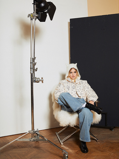 Milk‑colored cropped down jacket with paisley pattern, 9