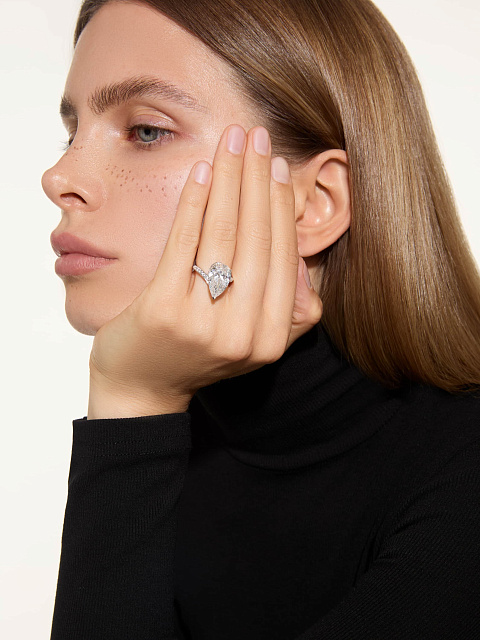 Ring with an LG pear-cut diamond, 2 Ring with an LG pear-cut diamond, 2