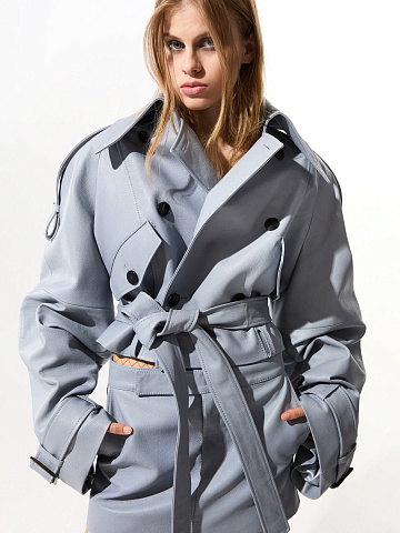 Тренч укороченный из серо-голубой кожи, объемные плечи, двубортный, 2