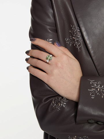 Ring with green lab-grown diamond, 2