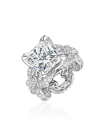 White gold ring with a princess-cut diamond and round diamonds, 1